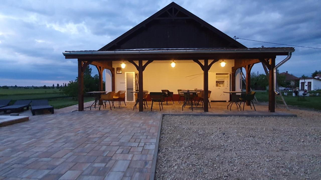 Tisza White House Bed and Breakfast Tiszaszolos Eksteriør billede