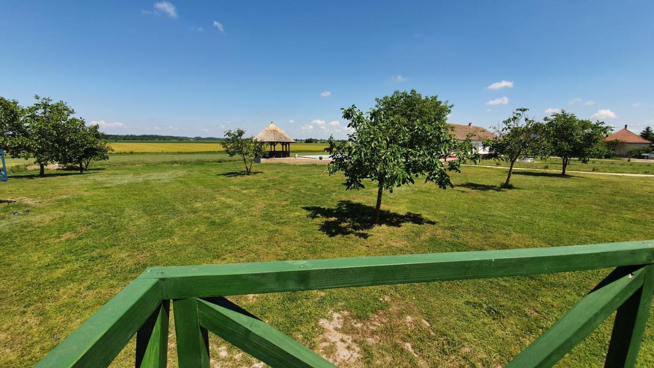 Tisza White House Bed and Breakfast Tiszaszolos Eksteriør billede