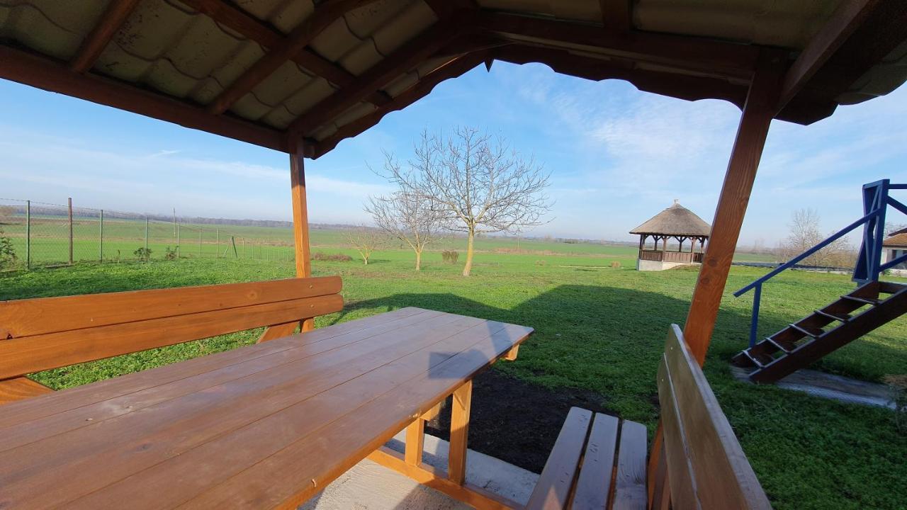Tisza White House Bed and Breakfast Tiszaszolos Eksteriør billede
